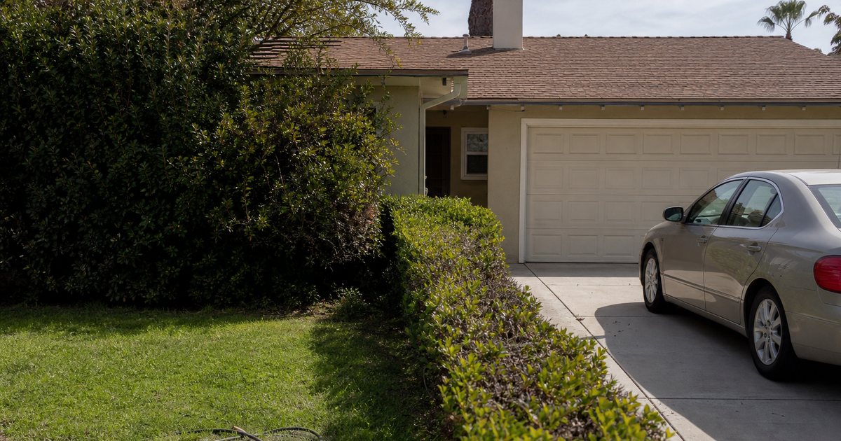 What happens to an open HOA violation when the home sells before the owner fixes it?